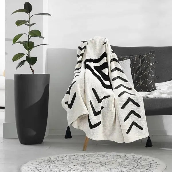 Avant-garde 80199BKN Black/Natural Throw Blanket