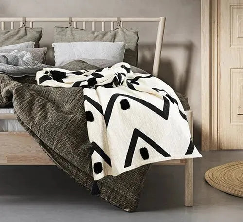 Avant-garde 80202BKN Black/Natural Throw Blanket