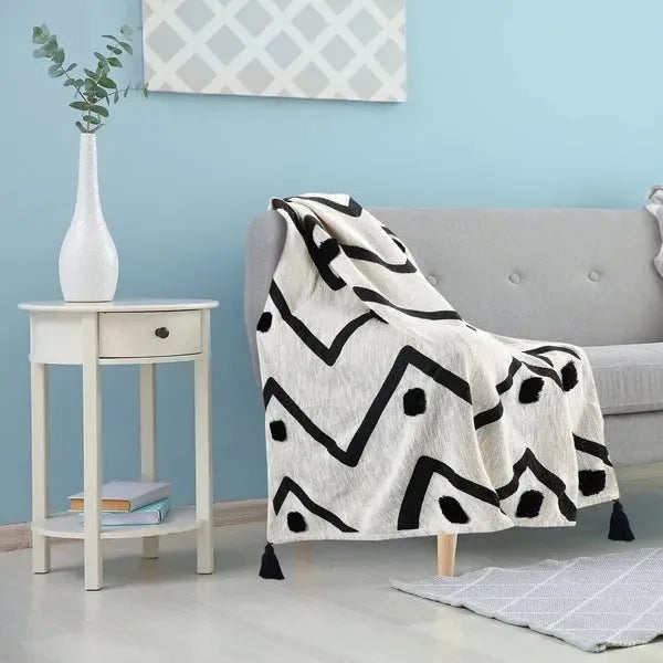 Avant-garde 80202BKN Black/Natural Throw Blanket