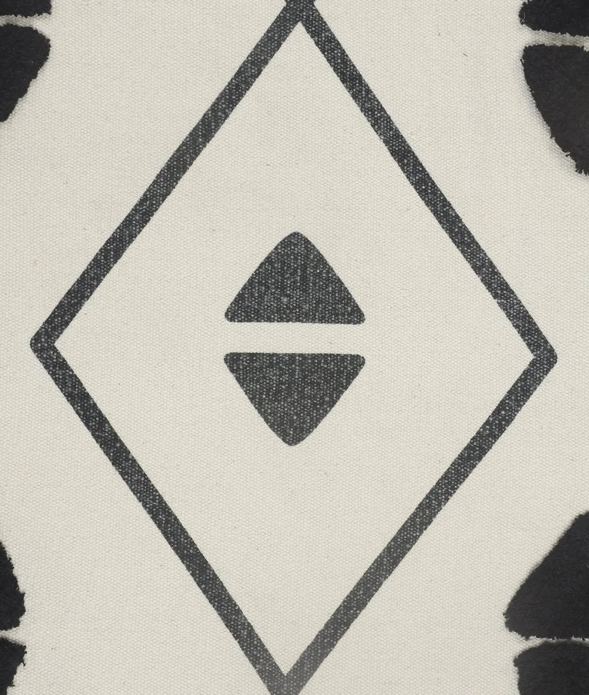 Avant-Garde Lr07537 Cream/Black Pillow