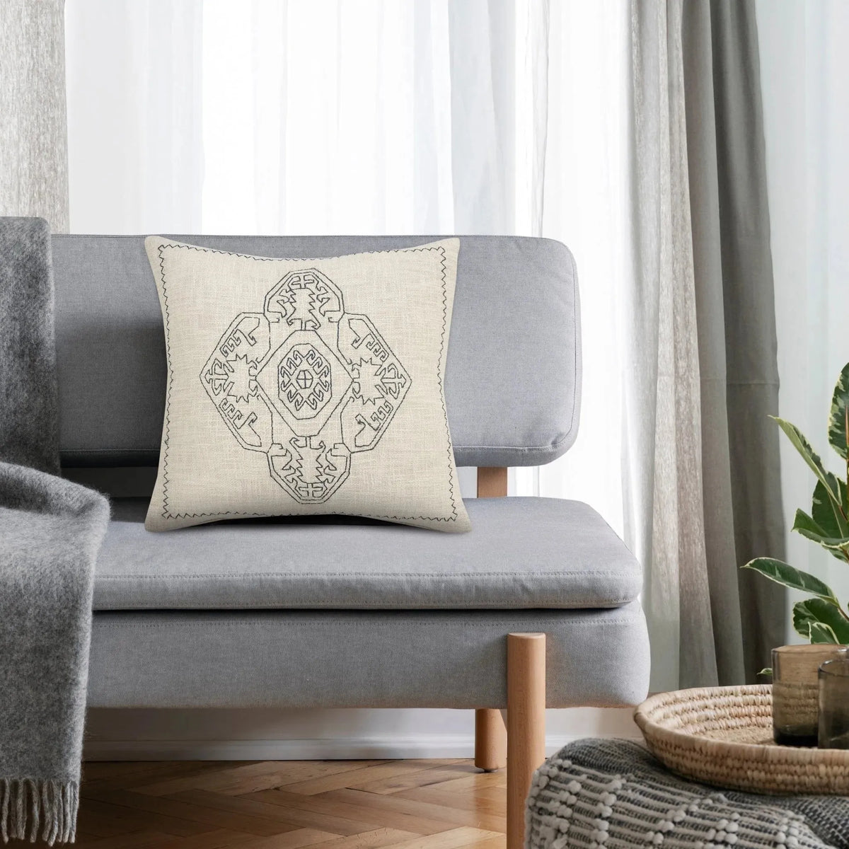 Dynasty Lr07667 Off-White/Navy Pillow