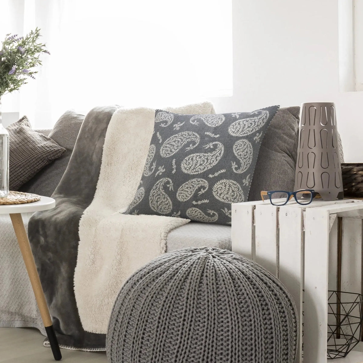 Fantasy Lr07644 Gray/White Pillow