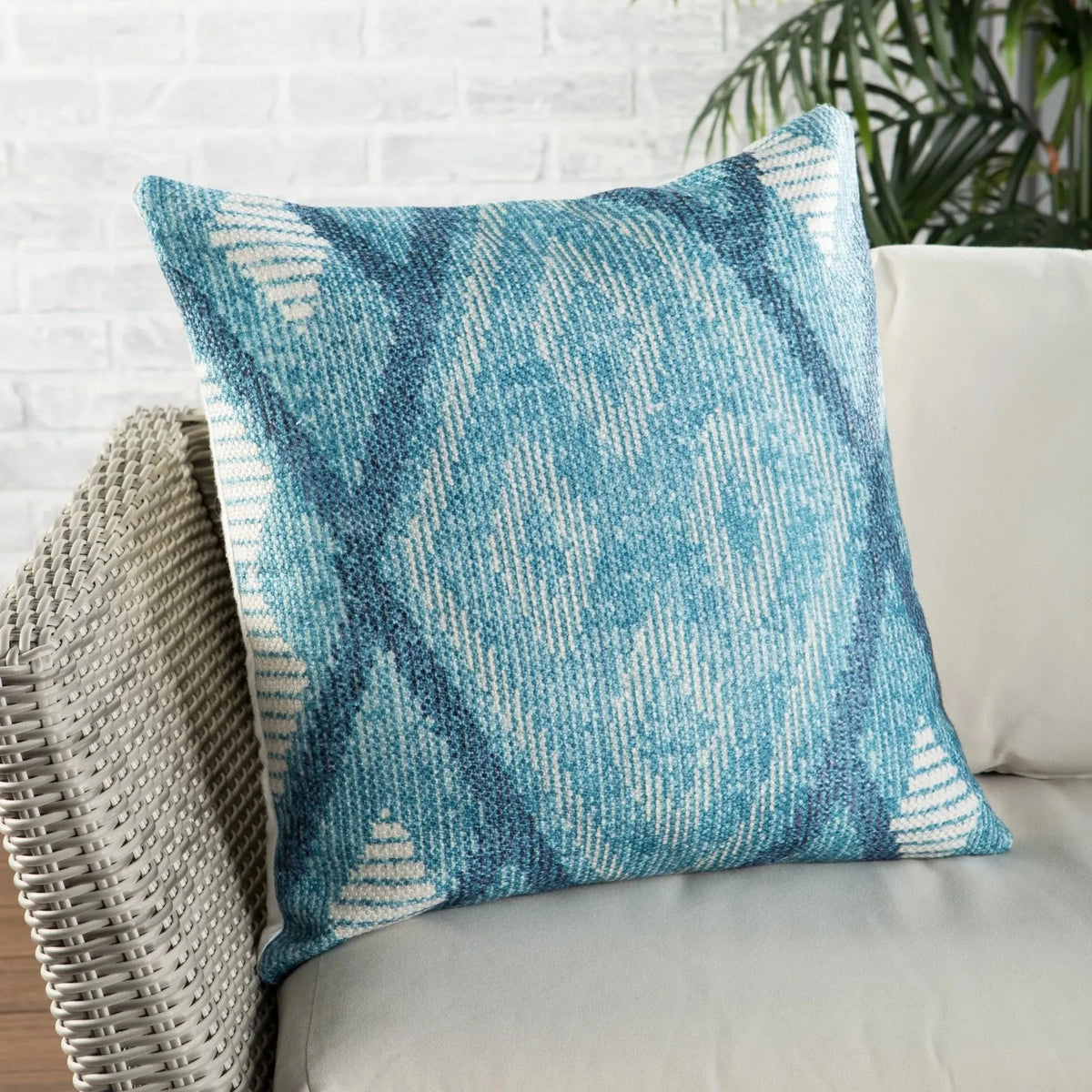 Groove By Nikki Chu Grn06 Sadler Blue/White Pillow