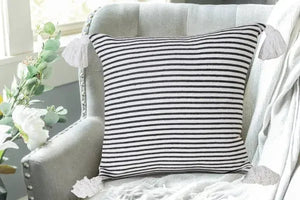 Insignia 07774BKT Black/White Pillow