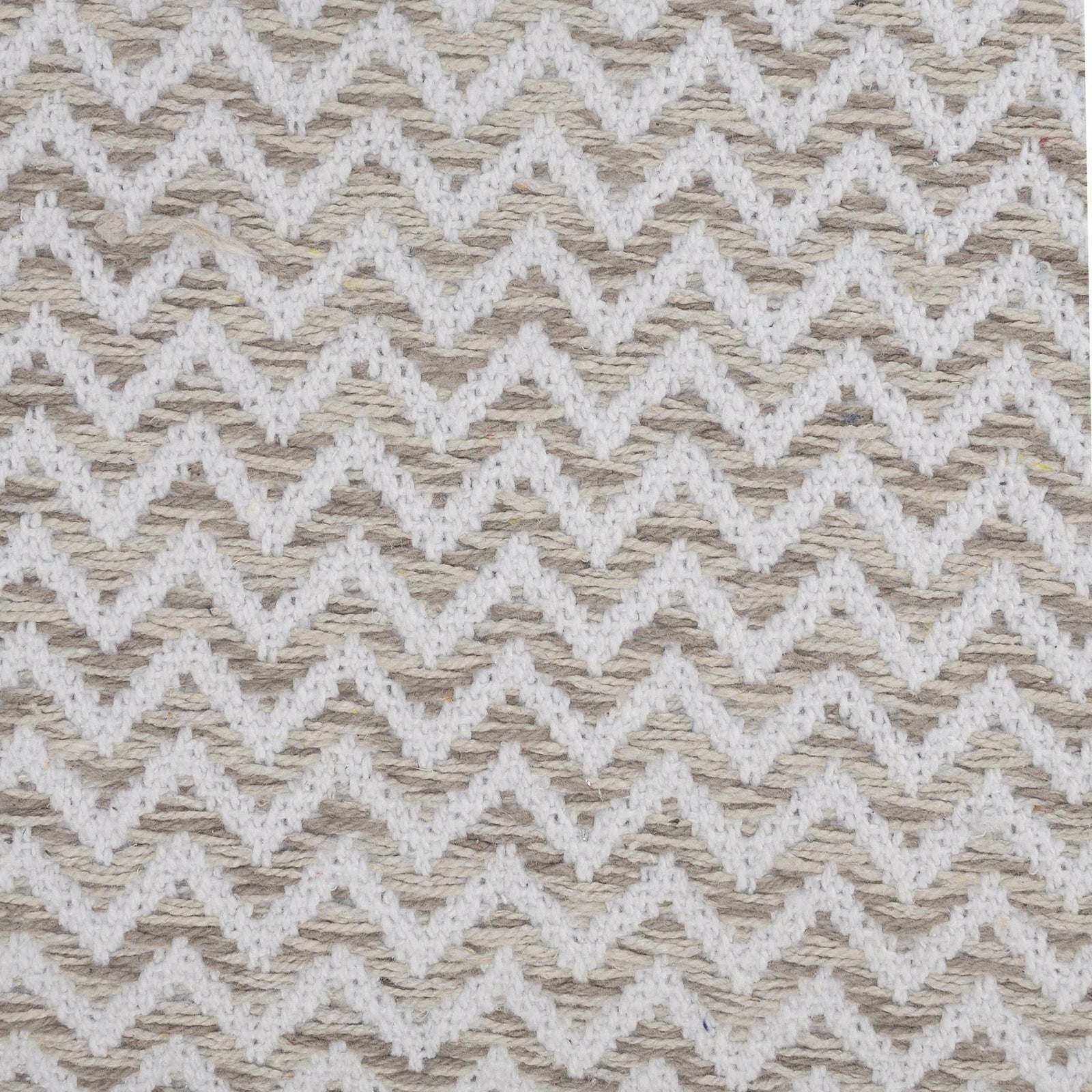 Insignia Lr07646 Beige/White Pillow