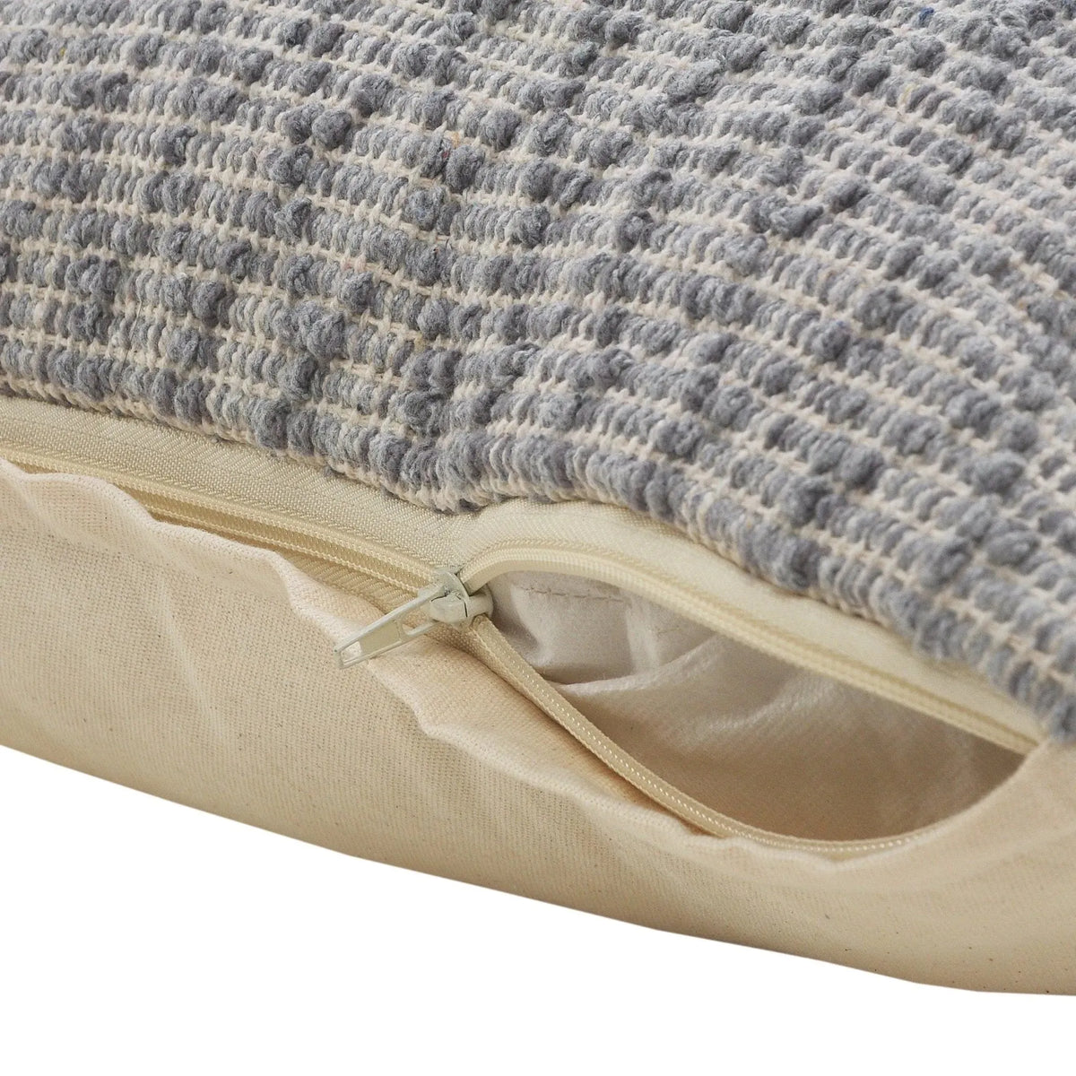 Insignia Lr07648 Gray Pillow