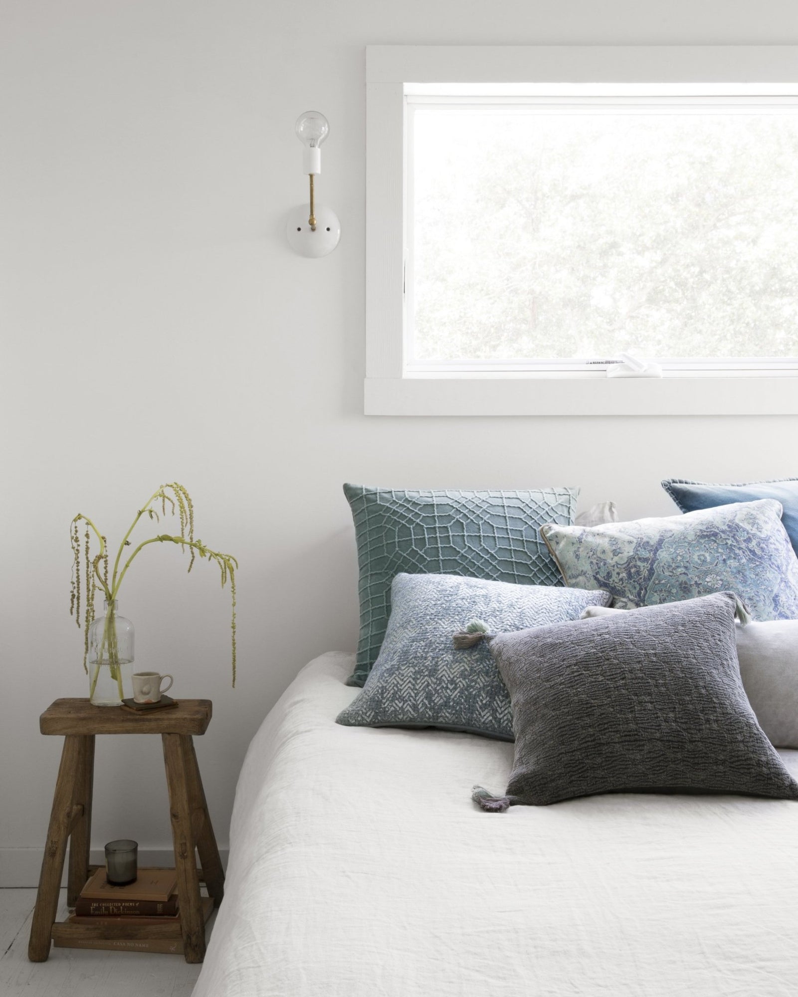 Loloi P0568 Charcoal Pillow