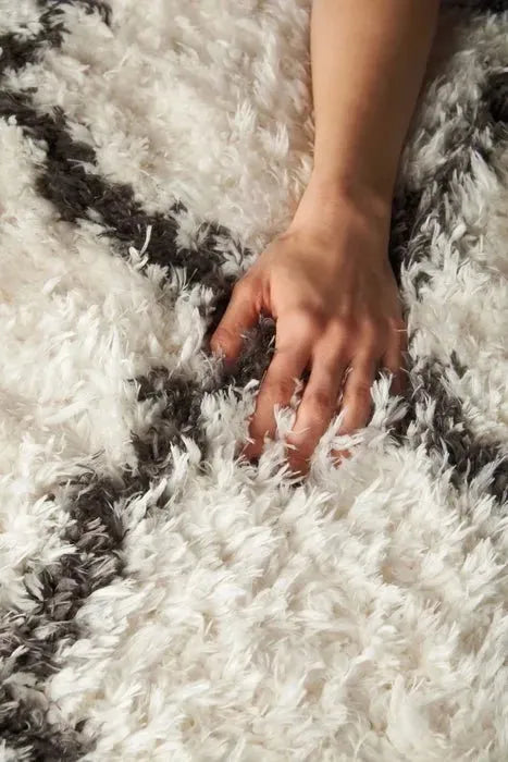 Luxe Shag LXS02 Ivory/Charcoal Rug