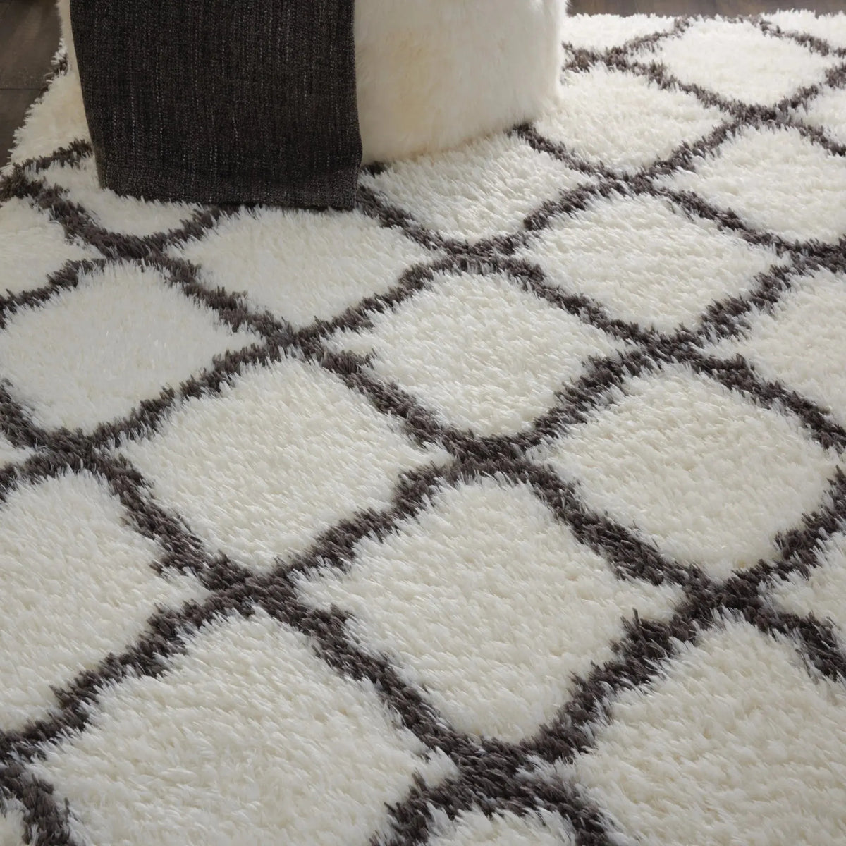 Luxe Shag LXS02 Ivory/Charcoal Rug