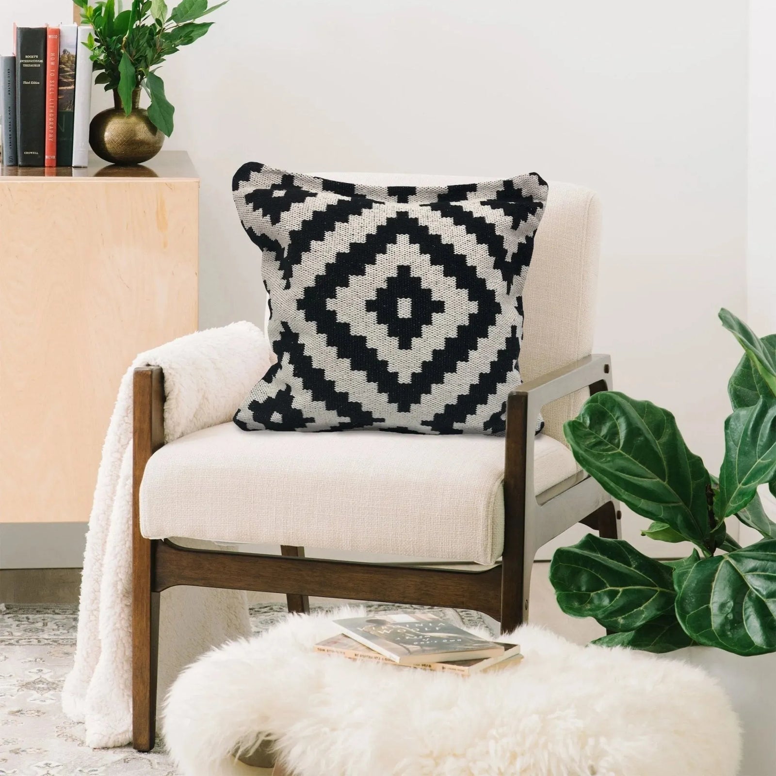 Modern Motif Lr05262 Black/White Pillow