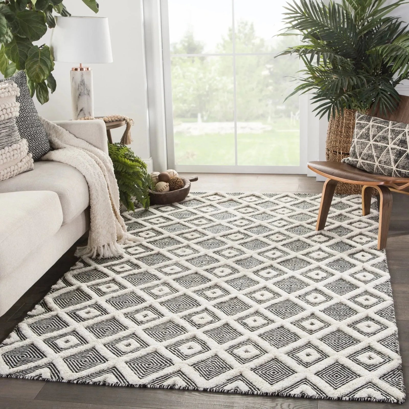 Rebecca RBC07 Bosc Ivory/Black Rug