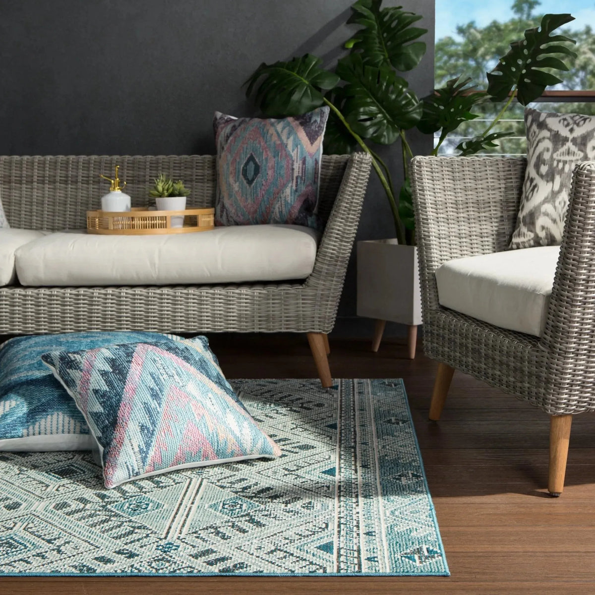 Rhythmik By Nikki Chu By Nikki Chu Rhn07 Sax Blue/White Rug