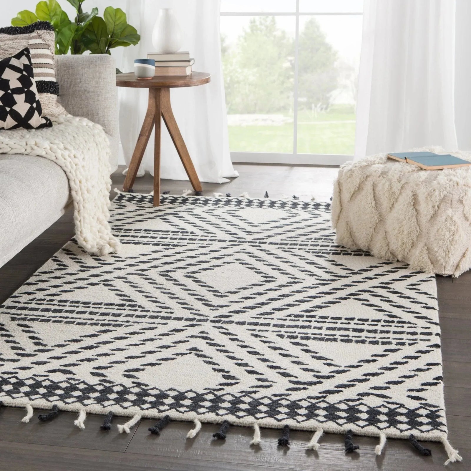 Vera By Nikki Chu VNK04 Roka Ivory/Black Rug