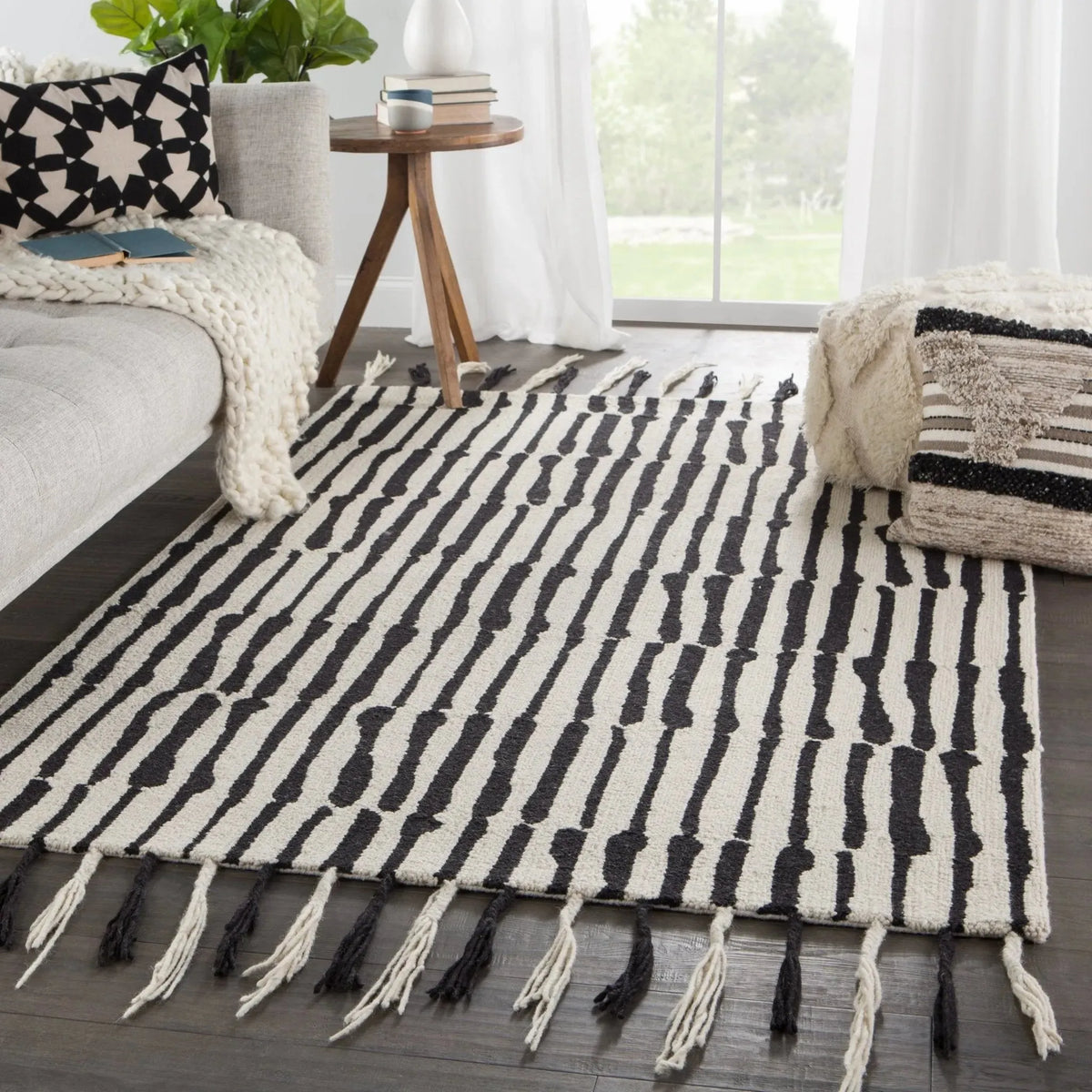 Vera By Nikki Chu VNK08 Saville Black/Ivory Rug