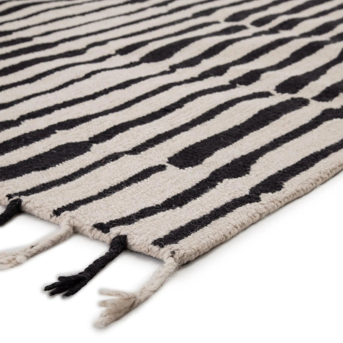 Vera By Nikki Chu VNK08 Saville Black/Ivory Rug