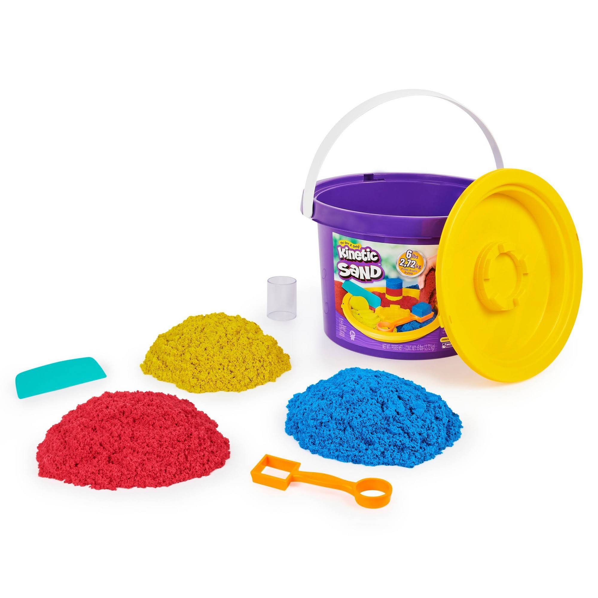 Kinetic Sand , 6lbs Bucket with 3 Colors of Sand and 3 Tools for Endless Creative Play, for Kids Aged 3 and Up DH_ZPXUXGLI
